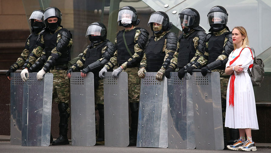 Пока без жертв: в Белоруссии идут столкновения с ОМОНом