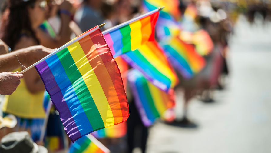 «Флаги на доске»: директора столичной школы обвинили в гей-пропаганде