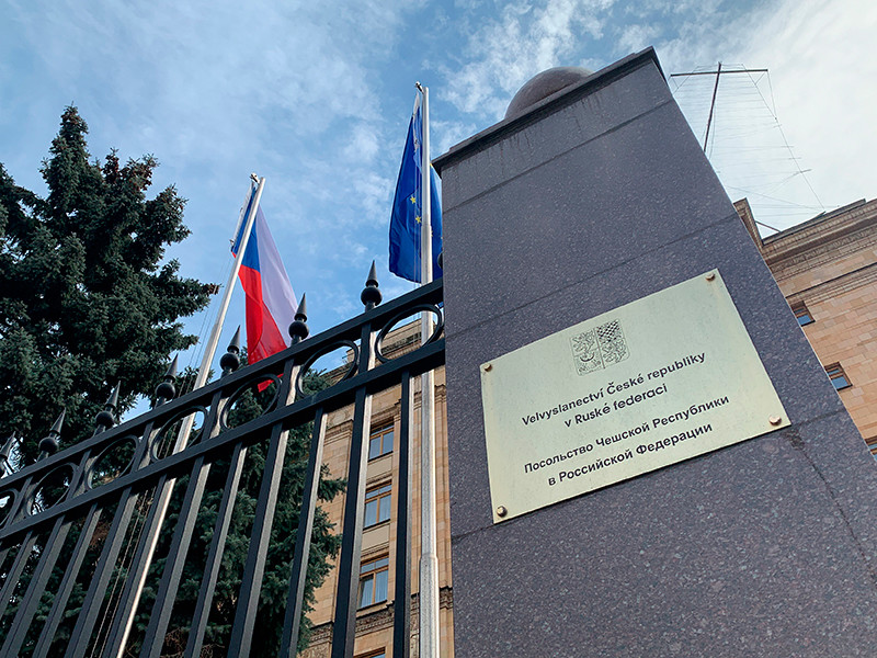Посольство Чехии в Москве увольняет 79 россиян, работавших в «Чешском доме»