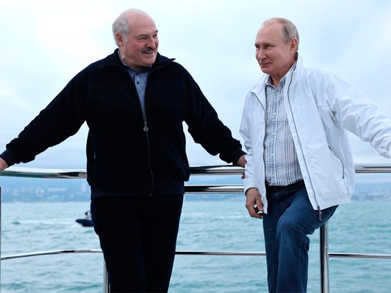 Путин и Лукашенко покатались на яхте, договорились о втором транше российского кредита в $500 млн и о новых рейсах “Белавиа” в РФ