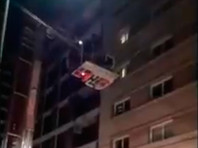 Уругвайский футболист полчаса простоял на карнизе 11-го этажа, спасаясь от пожара