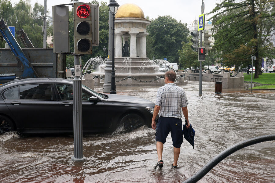 Затопило метро, торговые центры и дворы: в Москве прошел самый сильный ливень в истории