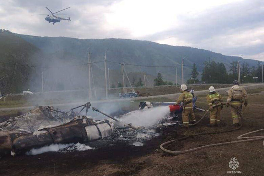 На Алтае упал вертолет Ми-8. Четыре человека погибли, у восьми травмы