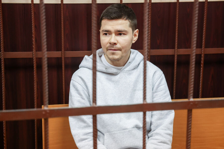 Суд арестовал блогера Аяза Шабутдинова. Его «Like Центр» продолжает продавать курсы